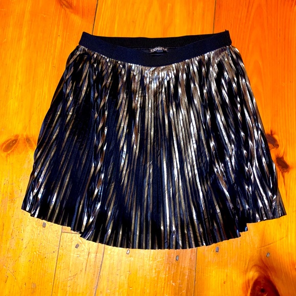 NWOT Express Gunmetal Metallic Pleated Skirt sz S - Picture 1 of 4